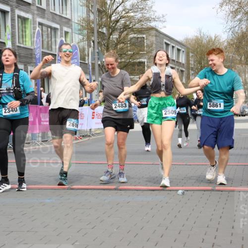 12.04.2026 - 45. Internationalen Wilhelmsburger Insellauf Strokosch-Dieckow http://msf.ph/oto/9478076 12.04.2026 13:29:49 Ziel 2340, 5861, 2509, 2483, 2616, 5535, 5536, 5539 meine-sportfotos.de