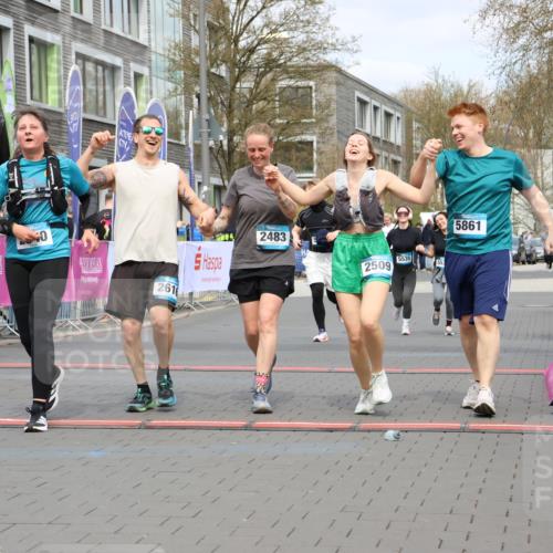 12.04.2026 - 45. Internationalen Wilhelmsburger Insellauf Strokosch-Dieckow http://msf.ph/oto/9478110 12.04.2026 13:29:49 Ziel 2340, 5861, 2509, 2483, 2616, 5535, 5536, 5539 meine-sportfotos.de
