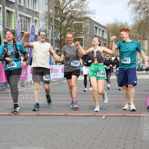 12.04.2026 - 45. Internationalen Wilhelmsburger Insellauf Strokosch-Dieckow http://msf.ph/oto/9478141 12.04.2026 13:29:49 Ziel 2340, 5861, 2509, 2483, 2616, 5535, 5536, 5539 meine-sportfotos.de