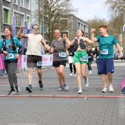 12.04.2026 - 45. Internationalen Wilhelmsburger Insellauf Strokosch-Dieckow http://msf.ph/oto/9478156 12.04.2026 13:29:49 Ziel 2340, 5861, 2509, 2483, 2616, 5535, 5536, 5539 meine-sportfotos.de