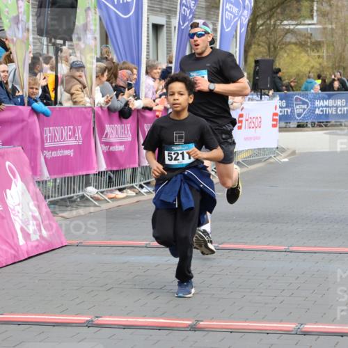 12.04.2026 - 45. Internationalen Wilhelmsburger Insellauf Strokosch-Dieckow http://msf.ph/oto/9478228 12.04.2026 12:58:25 Ziel 5211, 4968, 2707, 5169 meine-sportfotos.de