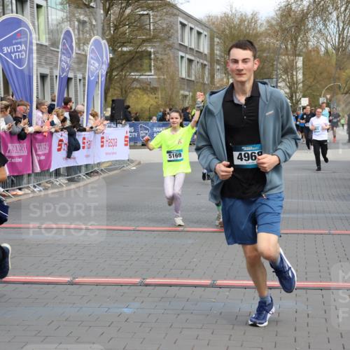 12.04.2026 - 45. Internationalen Wilhelmsburger Insellauf Strokosch-Dieckow http://msf.ph/oto/9478265 12.04.2026 12:58:26 Ziel 5211, 4968, 2707, 5169, 5214 meine-sportfotos.de
