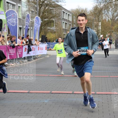 12.04.2026 - 45. Internationalen Wilhelmsburger Insellauf Strokosch-Dieckow http://msf.ph/oto/9478275 12.04.2026 12:58:26 Ziel 5211, 4968, 2707, 5169, 5214 meine-sportfotos.de