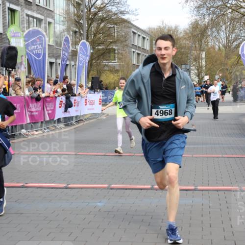 12.04.2026 - 45. Internationalen Wilhelmsburger Insellauf Strokosch-Dieckow http://msf.ph/oto/9478294 12.04.2026 12:58:26 Ziel 5211, 4968, 2707, 5169, 5214 meine-sportfotos.de