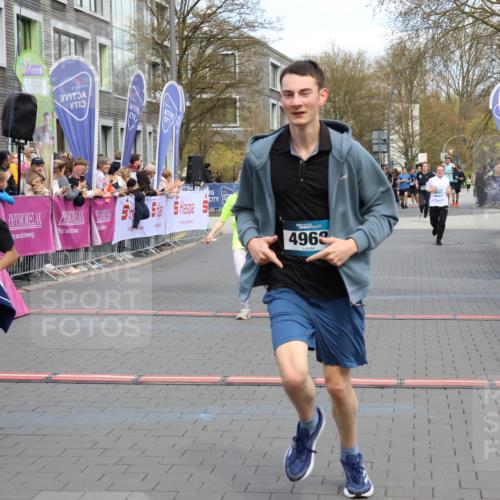 12.04.2026 - 45. Internationalen Wilhelmsburger Insellauf Strokosch-Dieckow http://msf.ph/oto/9478312 12.04.2026 12:58:26 Ziel 5211, 4968, 2707, 5169, 5214 meine-sportfotos.de