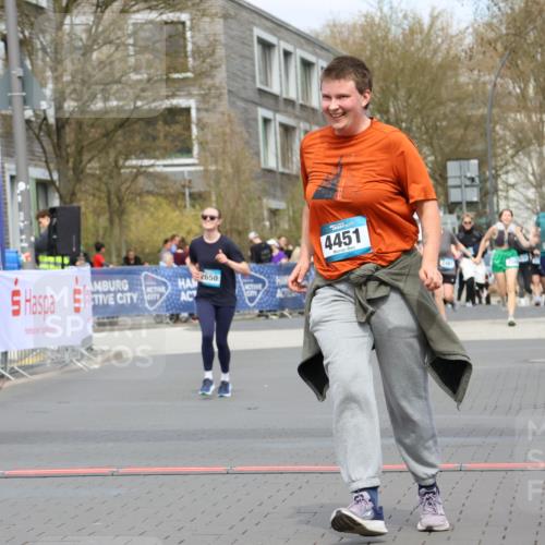 12.04.2026 - 45. Internationalen Wilhelmsburger Insellauf Strokosch-Dieckow http://msf.ph/oto/9478531 12.04.2026 13:29:39 Ziel 4451 meine-sportfotos.de