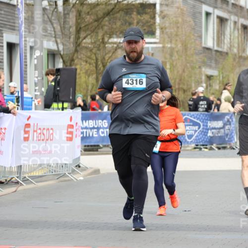 12.04.2026 - 45. Internationalen Wilhelmsburger Insellauf Strokosch-Dieckow http://msf.ph/oto/9478893 12.04.2026 13:29:13 Ziel 5509, 4316, 3564, 3483 meine-sportfotos.de