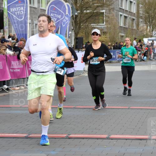 12.04.2026 - 45. Internationalen Wilhelmsburger Insellauf Strokosch-Dieckow http://msf.ph/oto/9478904 12.04.2026 12:58:58 Ziel 4344, 3889, 3309, 5613, 3525, 5422, 3088 meine-sportfotos.de