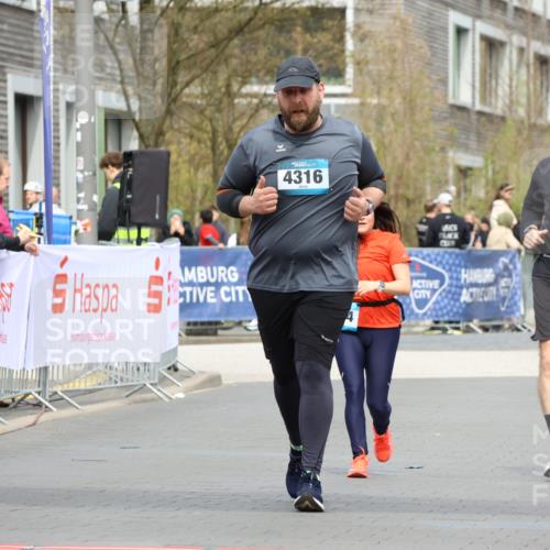 12.04.2026 - 45. Internationalen Wilhelmsburger Insellauf Strokosch-Dieckow http://msf.ph/oto/9478906 12.04.2026 13:29:13 Ziel 5509, 4316, 3564, 3483 meine-sportfotos.de