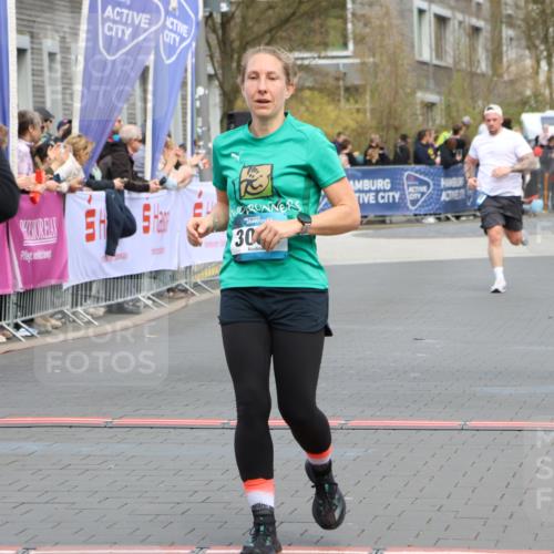 12.04.2026 - 45. Internationalen Wilhelmsburger Insellauf Strokosch-Dieckow http://msf.ph/oto/9478966 12.04.2026 12:59:01 Ziel 3309, 5613, 3525, 5422, 3088 meine-sportfotos.de