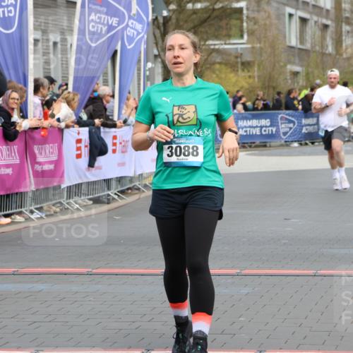 12.04.2026 - 45. Internationalen Wilhelmsburger Insellauf Strokosch-Dieckow http://msf.ph/oto/9478993 12.04.2026 12:59:01 Ziel 3309, 5613, 3525, 5422, 3088 meine-sportfotos.de