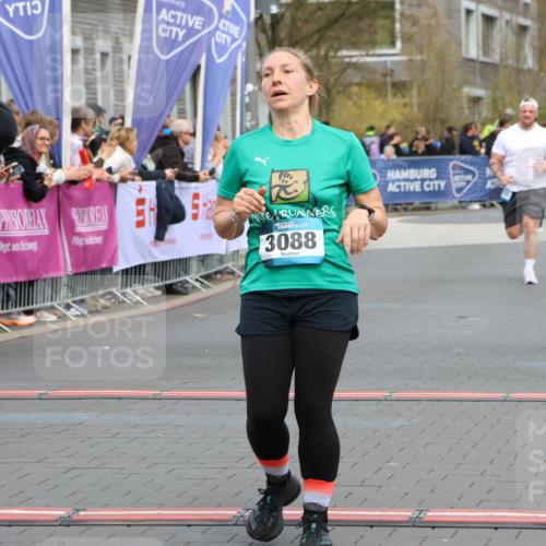 12.04.2026 - 45. Internationalen Wilhelmsburger Insellauf Strokosch-Dieckow http://msf.ph/oto/9479016 12.04.2026 12:59:01 Ziel 3309, 5613, 3525, 5422, 3088 meine-sportfotos.de
