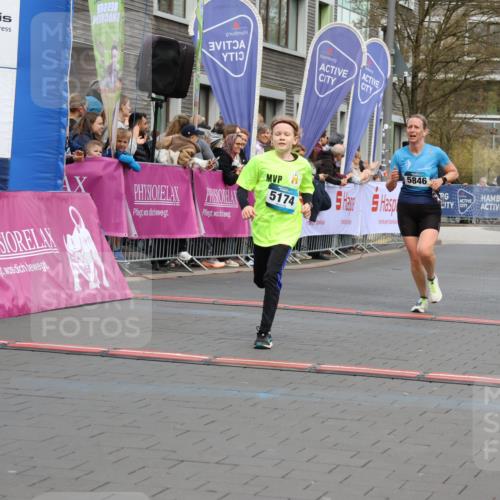 12.04.2026 - 45. Internationalen Wilhelmsburger Insellauf Strokosch-Dieckow http://msf.ph/oto/9479090 12.04.2026 12:59:14 Ziel 5174, 5846, 3286, 3623 meine-sportfotos.de
