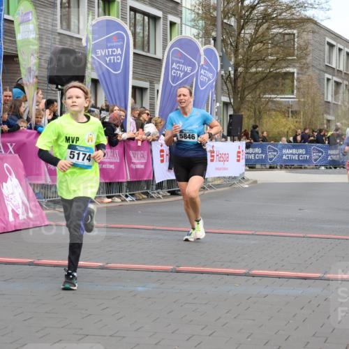 12.04.2026 - 45. Internationalen Wilhelmsburger Insellauf Strokosch-Dieckow http://msf.ph/oto/9479110 12.04.2026 12:59:14 Ziel 5174, 5846, 3286, 3623 meine-sportfotos.de