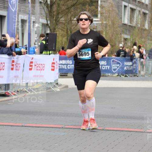 12.04.2026 - 45. Internationalen Wilhelmsburger Insellauf Strokosch-Dieckow http://msf.ph/oto/9479250 12.04.2026 13:28:34 Ziel 2563, 5695 meine-sportfotos.de