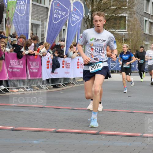 12.04.2026 - 45. Internationalen Wilhelmsburger Insellauf Strokosch-Dieckow http://msf.ph/oto/9479304 12.04.2026 12:59:23 Ziel 4822, 2015, 3926, 3728 meine-sportfotos.de