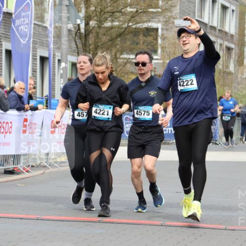 12.04.2026 - 45. Internationalen Wilhelmsburger Insellauf Strokosch-Dieckow http://msf.ph/oto/9479307 12.04.2026 13:28:19 Ziel 4222, 4221, 4575, 4574 meine-sportfotos.de