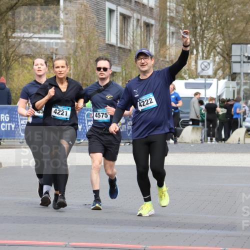 12.04.2026 - 45. Internationalen Wilhelmsburger Insellauf Strokosch-Dieckow http://msf.ph/oto/9479413 12.04.2026 13:28:16 Ziel 3938, 3937, 4222, 4221, 4575, 4574 meine-sportfotos.de