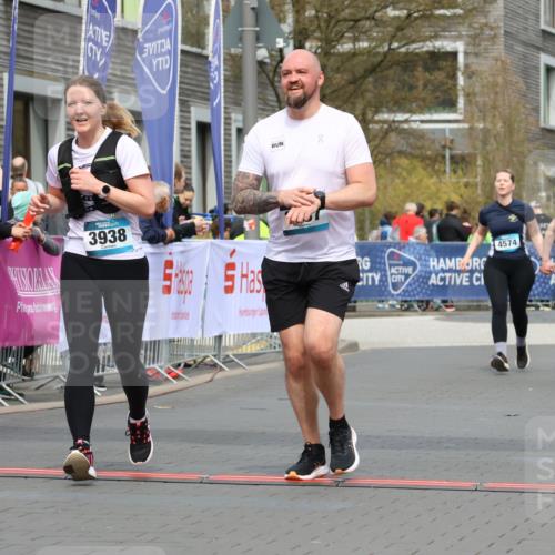 12.04.2026 - 45. Internationalen Wilhelmsburger Insellauf Strokosch-Dieckow http://msf.ph/oto/9479439 12.04.2026 13:28:14 Ziel 2875, 3938, 3937 meine-sportfotos.de