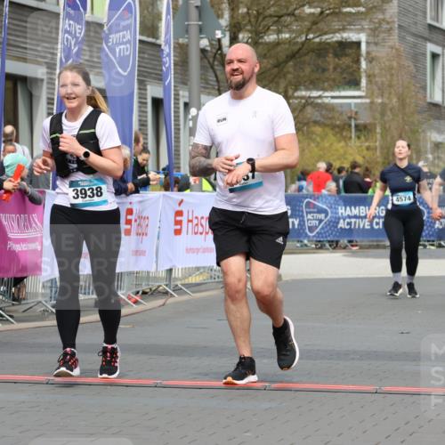 12.04.2026 - 45. Internationalen Wilhelmsburger Insellauf Strokosch-Dieckow http://msf.ph/oto/9479448 12.04.2026 13:28:14 Ziel 2875, 3938, 3937 meine-sportfotos.de