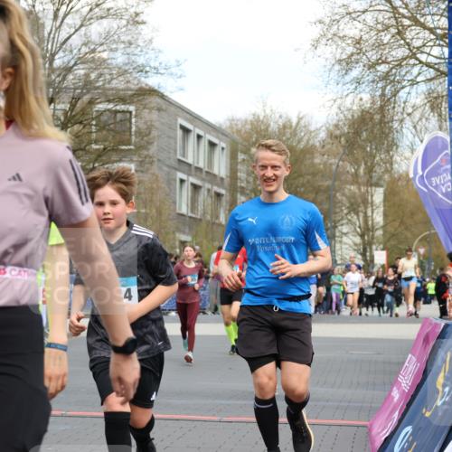 12.04.2026 - 45. Internationalen Wilhelmsburger Insellauf Strokosch-Dieckow http://msf.ph/oto/9479573 12.04.2026 12:59:41 Ziel 5219, 2068, 3246, 4035, 5244, 4128, 4565, 5079, 4395 meine-sportfotos.de