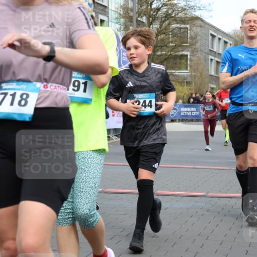 12.04.2026 - 45. Internationalen Wilhelmsburger Insellauf Strokosch-Dieckow http://msf.ph/oto/9479618 12.04.2026 12:59:42 Ziel 3246, 4035, 5244, 4128, 4565, 5079, 4395 meine-sportfotos.de
