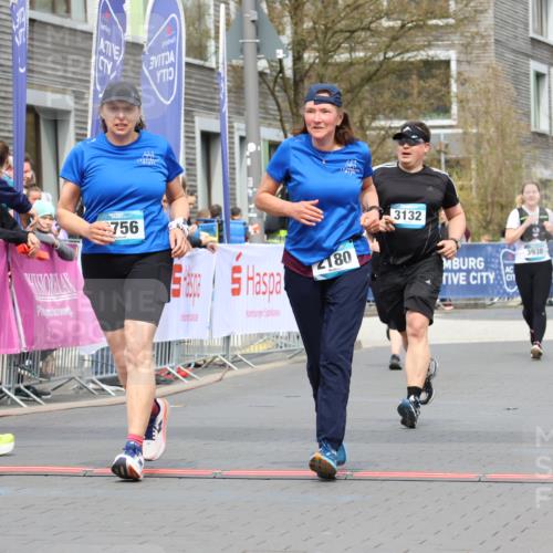 12.04.2026 - 45. Internationalen Wilhelmsburger Insellauf Strokosch-Dieckow http://msf.ph/oto/9479630 12.04.2026 13:28:07 Ziel 3215, 2756, 2180, 3132, 2875 meine-sportfotos.de