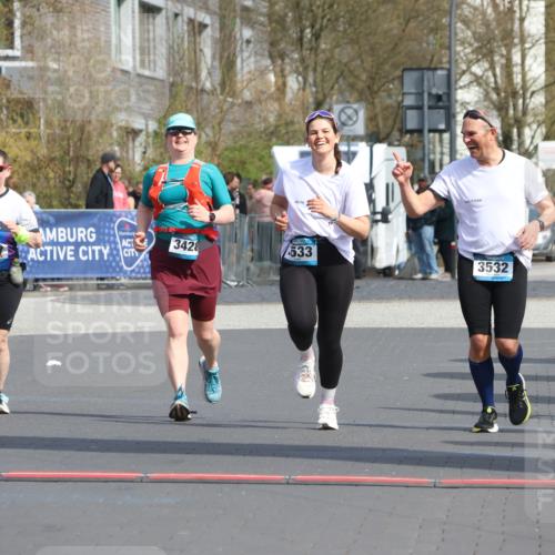 12.04.2026 - 45. Internationalen Wilhelmsburger Insellauf Strokosch-Dieckow http://msf.ph/oto/9479748 12.04.2026 11:48:09 Ziel 3533, 3532, 3457 meine-sportfotos.de