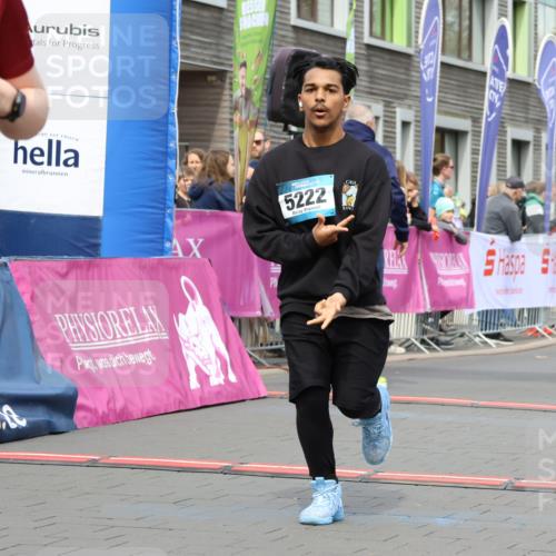 12.04.2026 - 45. Internationalen Wilhelmsburger Insellauf Strokosch-Dieckow http://msf.ph/oto/9479752 12.04.2026 13:28:01 Ziel 2944, 2945, 5222, 3215 meine-sportfotos.de