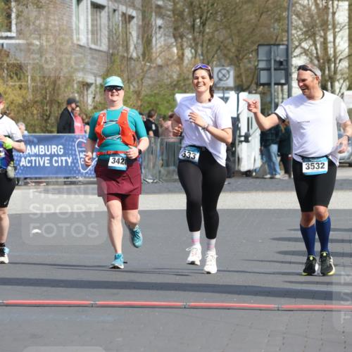 12.04.2026 - 45. Internationalen Wilhelmsburger Insellauf Strokosch-Dieckow http://msf.ph/oto/9479756 12.04.2026 11:48:09 Ziel 3533, 3532, 3457 meine-sportfotos.de