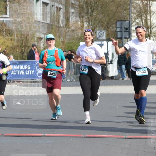 12.04.2026 - 45. Internationalen Wilhelmsburger Insellauf Strokosch-Dieckow http://msf.ph/oto/9479776 12.04.2026 11:48:09 Ziel 3533, 3532, 3457 meine-sportfotos.de