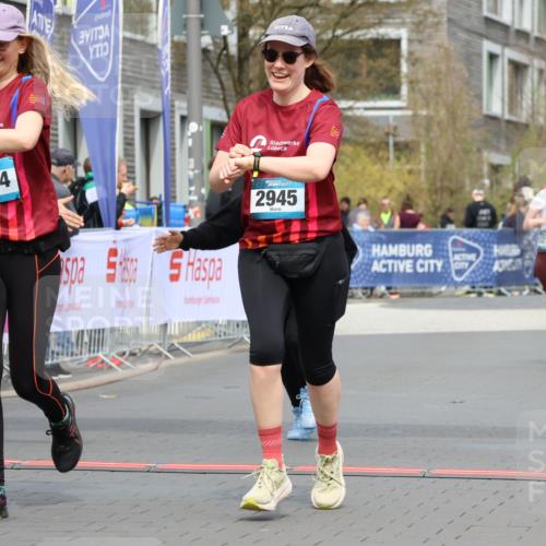 12.04.2026 - 45. Internationalen Wilhelmsburger Insellauf Strokosch-Dieckow http://msf.ph/oto/9479789 12.04.2026 13:27:58 Ziel 2944, 2945, 5222 meine-sportfotos.de