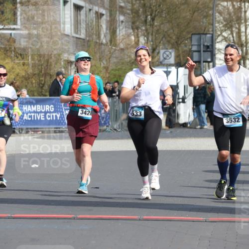 12.04.2026 - 45. Internationalen Wilhelmsburger Insellauf Strokosch-Dieckow http://msf.ph/oto/9479804 12.04.2026 11:48:09 Ziel 3533, 3532, 3457 meine-sportfotos.de