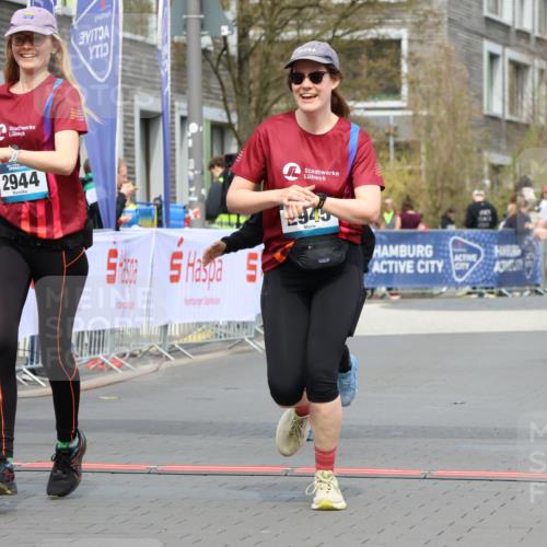 12.04.2026 - 45. Internationalen Wilhelmsburger Insellauf Strokosch-Dieckow http://msf.ph/oto/9479813 12.04.2026 13:27:58 Ziel 2944, 2945, 5222 meine-sportfotos.de