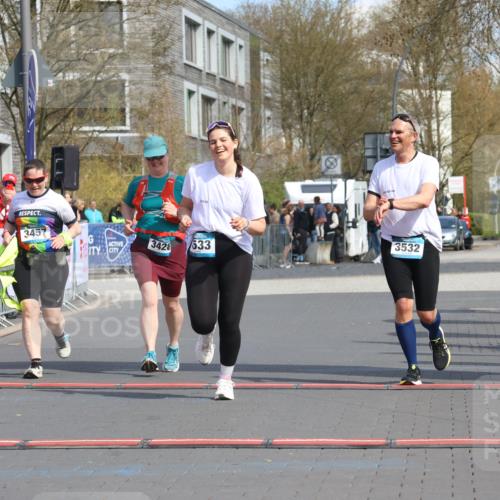 12.04.2026 - 45. Internationalen Wilhelmsburger Insellauf Strokosch-Dieckow http://msf.ph/oto/9479815 12.04.2026 11:48:11 Ziel 3533, 3532, 3457 meine-sportfotos.de