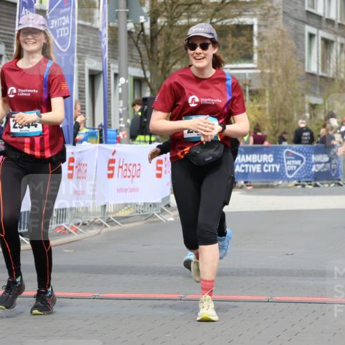 12.04.2026 - 45. Internationalen Wilhelmsburger Insellauf Strokosch-Dieckow http://msf.ph/oto/9479824 12.04.2026 13:27:58 Ziel 2944, 2945, 5222 meine-sportfotos.de