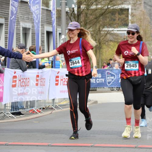 12.04.2026 - 45. Internationalen Wilhelmsburger Insellauf Strokosch-Dieckow http://msf.ph/oto/9479846 12.04.2026 13:27:57 Ziel 2944, 2945, 5222 meine-sportfotos.de