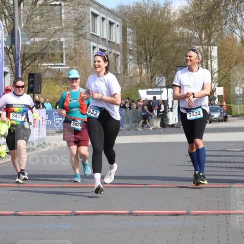 12.04.2026 - 45. Internationalen Wilhelmsburger Insellauf Strokosch-Dieckow http://msf.ph/oto/9479852 12.04.2026 11:48:11 Ziel 3533, 3532, 3457 meine-sportfotos.de