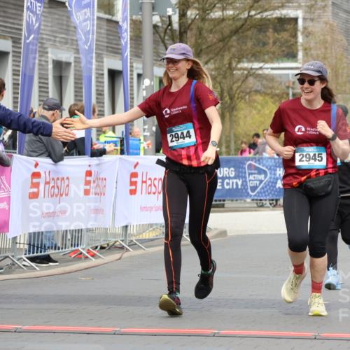 12.04.2026 - 45. Internationalen Wilhelmsburger Insellauf Strokosch-Dieckow http://msf.ph/oto/9479857 12.04.2026 13:27:57 Ziel 2944, 2945, 5222 meine-sportfotos.de