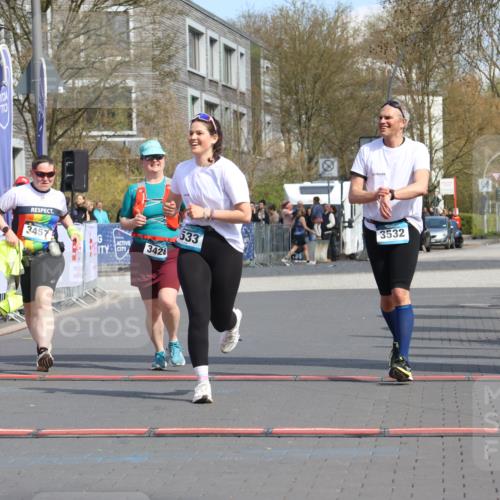 12.04.2026 - 45. Internationalen Wilhelmsburger Insellauf Strokosch-Dieckow http://msf.ph/oto/9479865 12.04.2026 11:48:11 Ziel 3533, 3532, 3457 meine-sportfotos.de