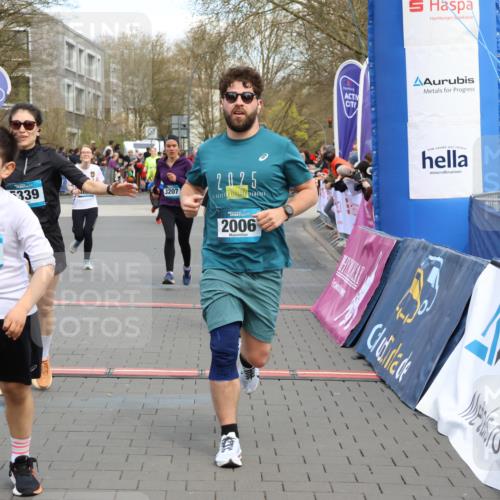 12.04.2026 - 45. Internationalen Wilhelmsburger Insellauf Strokosch-Dieckow http://msf.ph/oto/9479879 12.04.2026 13:00:07 Ziel 5339, 2006, 4096, 5081, 4623, 4620 meine-sportfotos.de