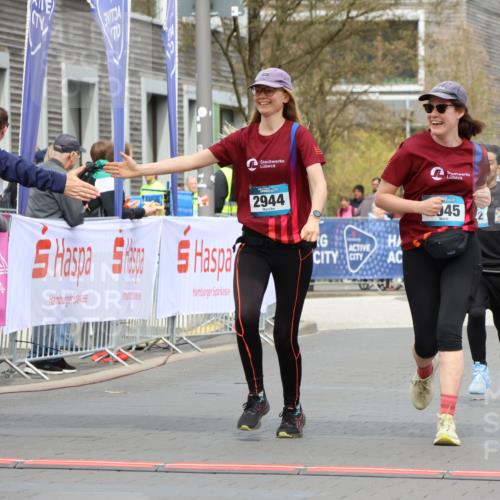 12.04.2026 - 45. Internationalen Wilhelmsburger Insellauf Strokosch-Dieckow http://msf.ph/oto/9479880 12.04.2026 13:27:57 Ziel 2944, 2945, 5222 meine-sportfotos.de