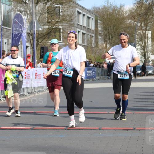 12.04.2026 - 45. Internationalen Wilhelmsburger Insellauf Strokosch-Dieckow http://msf.ph/oto/9479887 12.04.2026 11:48:12 Ziel 3533, 3532, 3457 meine-sportfotos.de