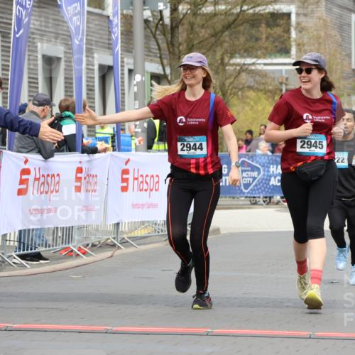 12.04.2026 - 45. Internationalen Wilhelmsburger Insellauf Strokosch-Dieckow http://msf.ph/oto/9479894 12.04.2026 13:27:57 Ziel 2944, 2945, 5222 meine-sportfotos.de