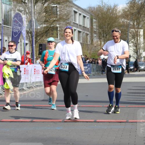 12.04.2026 - 45. Internationalen Wilhelmsburger Insellauf Strokosch-Dieckow http://msf.ph/oto/9479900 12.04.2026 11:48:12 Ziel 3533, 3532, 3457 meine-sportfotos.de