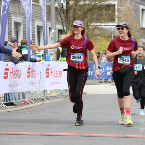 12.04.2026 - 45. Internationalen Wilhelmsburger Insellauf Strokosch-Dieckow http://msf.ph/oto/9479904 12.04.2026 13:27:56 Ziel 2944, 2945, 5222 meine-sportfotos.de