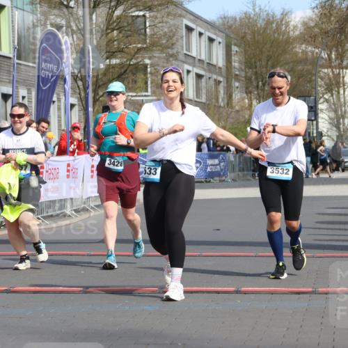 12.04.2026 - 45. Internationalen Wilhelmsburger Insellauf Strokosch-Dieckow http://msf.ph/oto/9479942 12.04.2026 11:48:13 Ziel 3533, 3532, 3457 meine-sportfotos.de