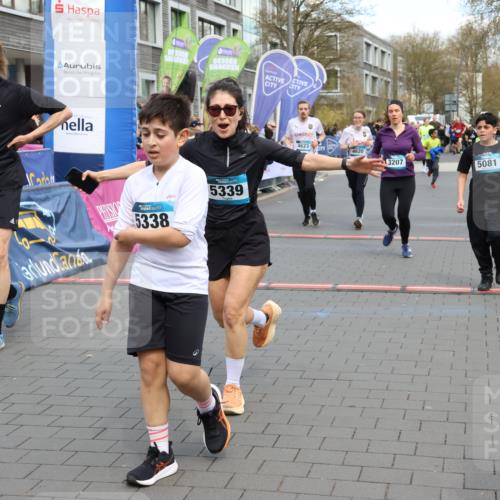 12.04.2026 - 45. Internationalen Wilhelmsburger Insellauf Strokosch-Dieckow http://msf.ph/oto/9479945 12.04.2026 13:00:08 Ziel 5339, 2006, 4096, 5081, 4623, 4620 meine-sportfotos.de