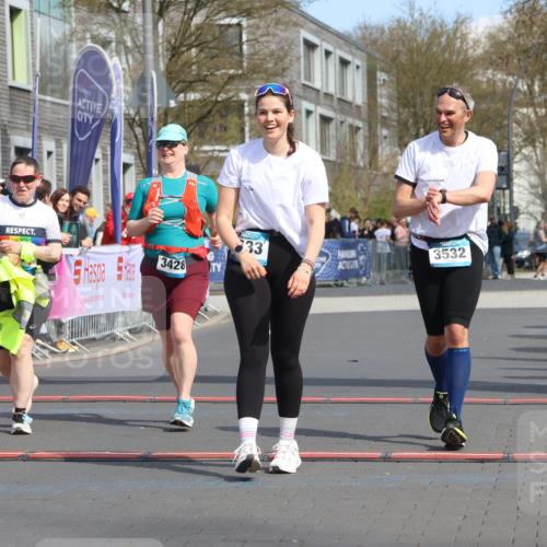 12.04.2026 - 45. Internationalen Wilhelmsburger Insellauf Strokosch-Dieckow http://msf.ph/oto/9479986 12.04.2026 11:48:13 Ziel 3533, 3532, 3457 meine-sportfotos.de