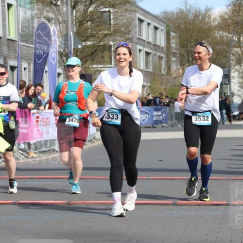 12.04.2026 - 45. Internationalen Wilhelmsburger Insellauf Strokosch-Dieckow http://msf.ph/oto/9480017 12.04.2026 11:48:13 Ziel 3533, 3532, 3457 meine-sportfotos.de